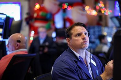 Treasury yields fall ahead of the Christmas holidays